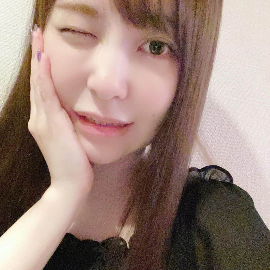 黒崎真音さんのインスタグラム写真 - (黒崎真音Instagram)「GOOD MORNING! . 朝から左の親知らずの抜歯と . 右の親知らず上下抜いてきましたー❣️ . 今回も10分くらいだったかな.. . 痛みも腫れもなく正常です❣️ . どちらかというと唇が痛かった笑 . やっと親知らず全部抜けてスッキリ . 今日は大人しくしておきます.. . あと、今回は抜いた歯をもらったんだけど . ご両親が見たがるかもしれないので.. . って言われたけど、そういうもんなの？？笑 #親知らず #抜歯 #Wisdomtooth #tooth #Toothextraction」8月29日 10時57分 - maonkurosaki922