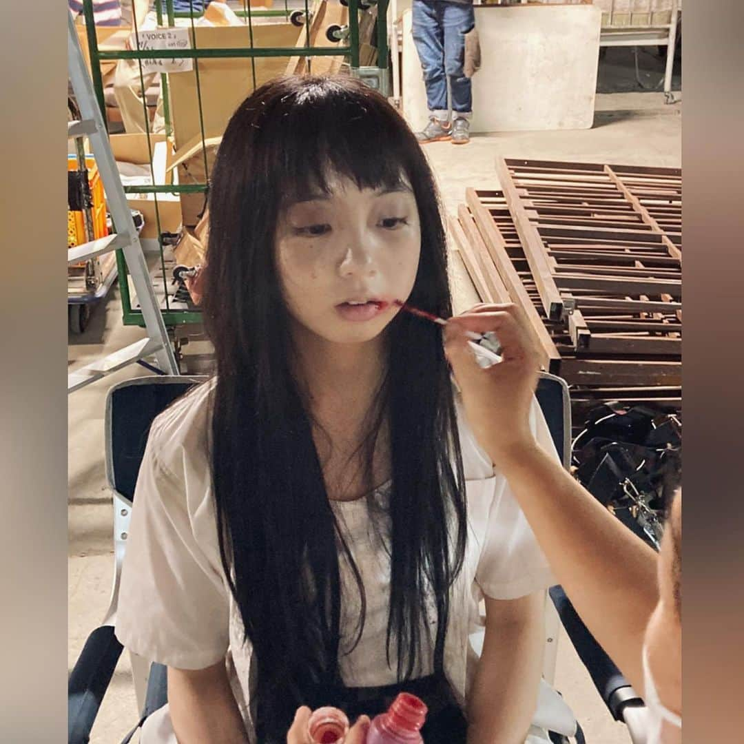 花田優里音さんのインスタグラム写真 - (花田優里音Instagram)「ボイスⅡ 観てくださった方ありがとうございました☺️ 化け物化け物言われてあんなことなって 演じる前から可哀想でたまりませんでした。 でも、誰にも言えず知られることもなく こんな目にあっている子はいるんじゃないか あり得ないことじゃないんじゃないかと思って、 そのことが1番怖かったです。辛かった。 碧が最後に目にしたのが 助けようとしてくれた透ちゃ…石川さんだったことが、 唯一の救いだと思います。 (だからこれ以上闇落ちしないで… ↑これもう、いち視聴者としての願い) スタッフさん達の熱量もキャストの方々のお芝居も ほんとに…どう言ったらいいんだろうってくらい 素敵で凄すぎて、刺激満載で、 この場に入れていただけたことが嬉しかったです。 また、これからも頑張ります。 ありがとうございました😊 . @voice.ntv  #ボイス2 #ボイスⅡ #ボイス110緊急指令室  #写真はマネージャーさんが撮ってくれた  #廃墟メイクしてもらってるとこ  #怖かった？  #廃墟怖い怖い言うてたけど私が怖かったね  #あんな動きしたことない  #もちろん筋肉痛 #なんかあちこち変なとこ筋肉痛  #放送後友達から #生きてる？ってLINEきた  #おじいちゃんから #助けてくれと願ってましたとLINEきた  #母が隣でギャー！言うてました  #悲しかったね  #久しぶりのテレビ出演でした  #映るかなと思ってドキドキしちゃった  #来週からは #視聴者としてドキドキ観ます  #どうなっていくのか気になりすぎる  #また頑張ります #ありがとうございました  #花田優里音」8月29日 11時49分 - yurine_hanada