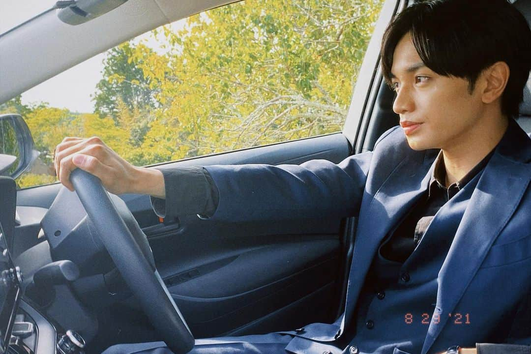 長谷部宗介のインスタグラム：「日曜日だし。  どっか一緒に行く？  #OOTD #ootd #fashion #Asia #Japan #Tokyo #drive #car #date #中島健人Instagram #彼女はキレイだった」