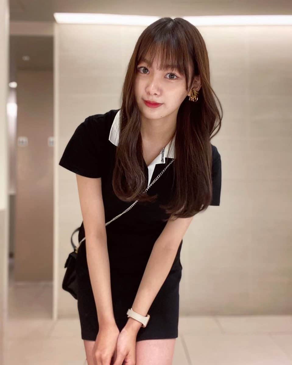 吉澤遥奈のインスタグラム：「💇‍♀️ ・ ・ ・ #japanesgirl#pants#glam#model#fashion#straight #黒髪ロング#model #粉我#日本的#健康美#オフショット#ヘア#巻き髪#ワンピース」