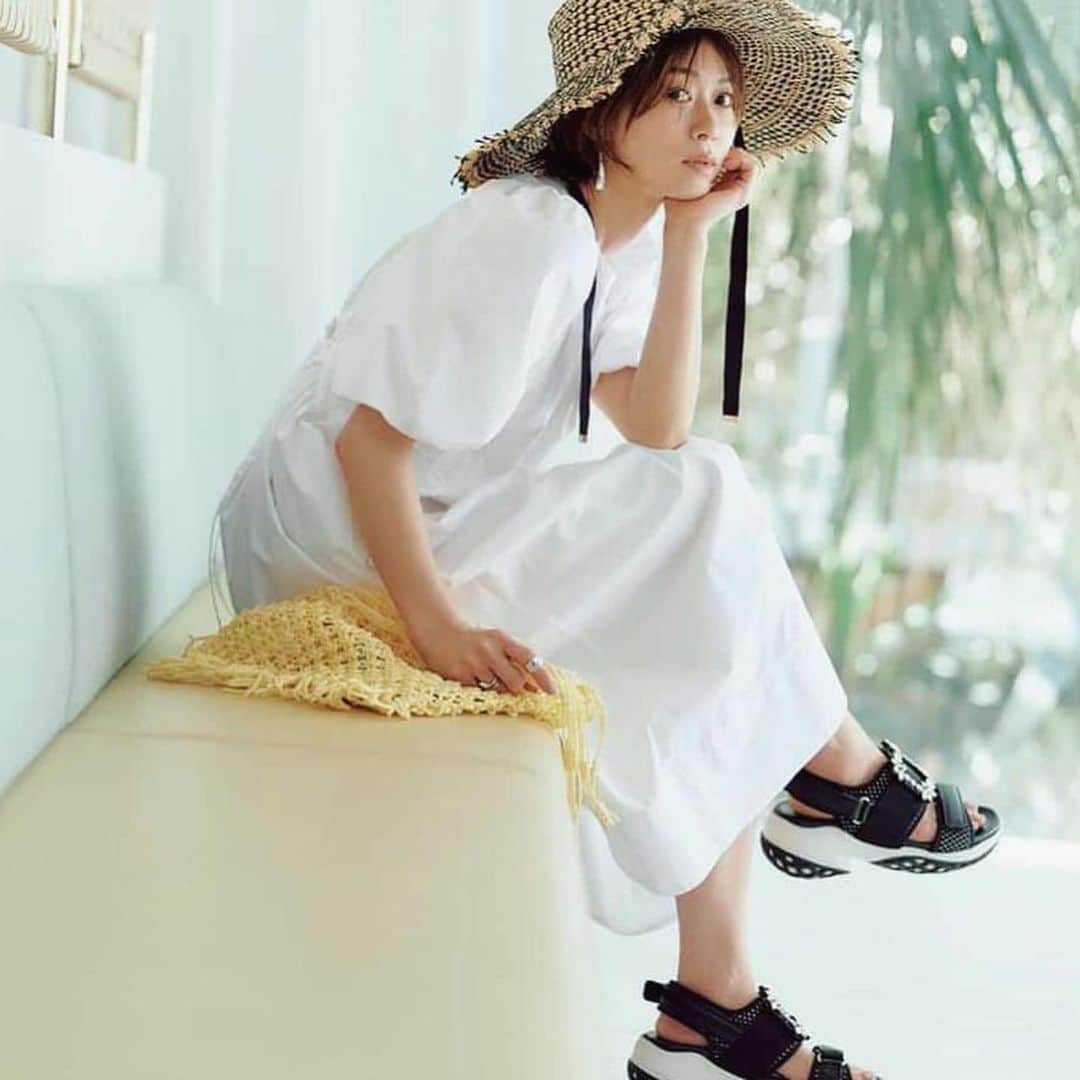 畑野ひろ子のインスタグラム：「@story_love40  一枚で決まるワンピ達。ワンピの魅力は無限大ですね🥰 この撮影で行ったロケ場所、素敵だったなぁ。  撮影　金谷章平 ヘアメイク　TOMIE スタイリスト　入江未悠」