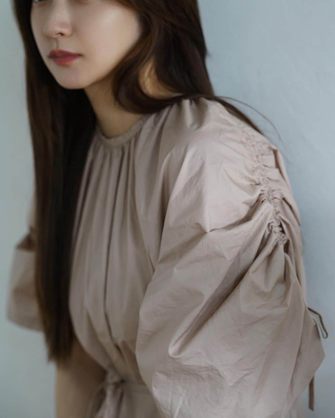 小澤美里さんのインスタグラム写真 - (小澤美里Instagram)「ギャザーデザインがかわいいop💛 ハリ感のあるシャツ生地だから袖の絶妙なボリュームやスカートのAラインをキレイにキープしてくれます🦢  色違いもあるからまた紹介するね💕」8月29日 12時49分 - misatooozamisa