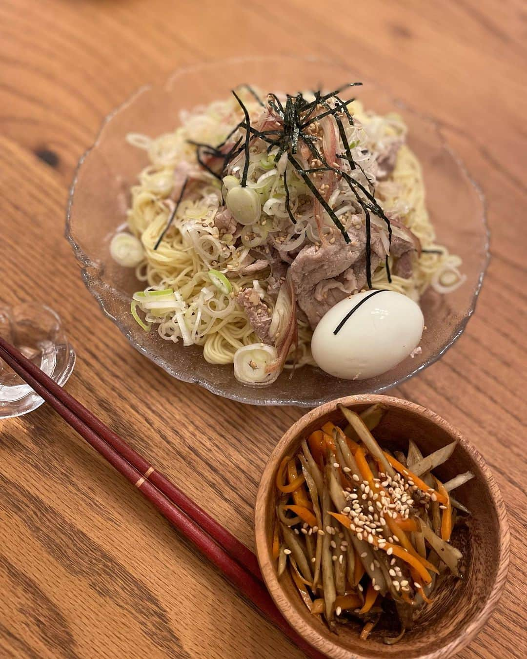 薄井しお里さんのインスタグラム写真 - (薄井しお里Instagram)「そうめんとラーメンの間っぽい麺を作ったので簡単にアレンジ🤩 そうめんはね、何しても美味しいです😗🙏 ・  ・豚肉茹でます（ここで脂質に対する罪悪感をゼロにするのがポイントです） ・ ゆで卵は作っときましょうね！ 私的に6分30秒が一番美味しいです！トロトロ！（沸騰してから卵は入れるタイプ） ・ 豚肉さましときまーす 茗荷とネギをきりまーす！ そういえば麺茹でてまーす！ （素麺は茹で時間短めというか、楽ちんなものが多いですね😊） ・ よーく冷やしまーす！ 全部盛り付けて、めんつゆとごま油と、胡麻と海苔と、なんでも乗せちゃって〜🤭✨ きんぴらは丁寧に作ると見栄えが良くなるし、お弁当にもいいから大好き♡ 私は酒と味醂と醤油でつくります！薄めに作るのがすき🧸💭 #おうちご飯　#涼しめご飯　#そうめんアレンジ　#そもそもこれそうめんじゃないのか　#そうらーめん　#美味しい　#きんぴら」8月29日 13時04分 - shiori.uuu