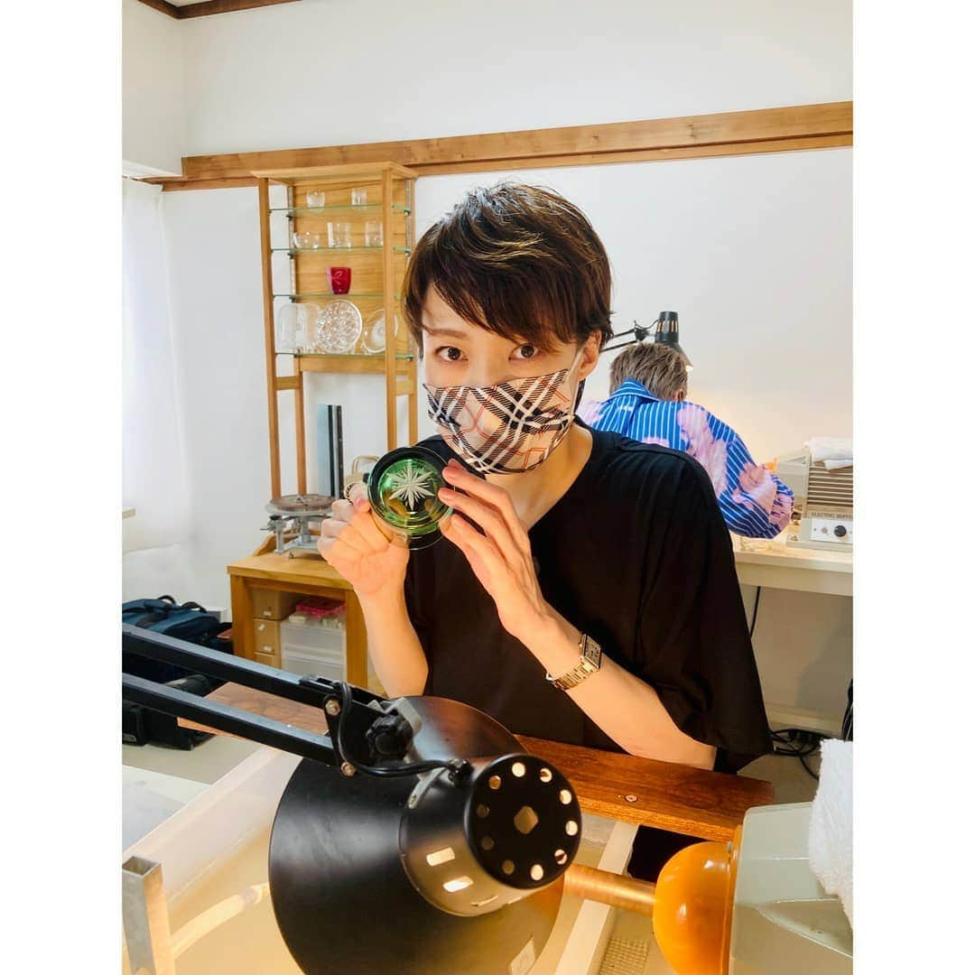 望海風斗さんのインスタグラム写真 - (望海風斗Instagram)「𓅸 大変遅くなりましたが #WOWOW #宝塚プルミエール #望海風斗退団スペシャル の感想などを… ⁡ まずは この2人との再会‼︎ あきら @kazuya.seto_akira るな @luna_saezuki 2人とも退団後すぐの収録だったのに、元気に参加してくれました✨ありがとう😊 ⁡ そして、 #江戸切子 体験 #創吉 さんにて とても難しかったのですが、世界にただ一つのグラスは愛おしさしかありません‼︎ それぞれの個性が出てて本当可愛い😍 自画自賛‼︎ ⁡ お家で大切に使ってます✌︎ ⁡ #瀬戸かずや #冴月瑠那 #3人揃えばパーフェクト 🤪 #マスクお揃い #真剣 #これでワイン飲むんだ ! #望海風斗」8月29日 13時09分 - nozomifuto_official