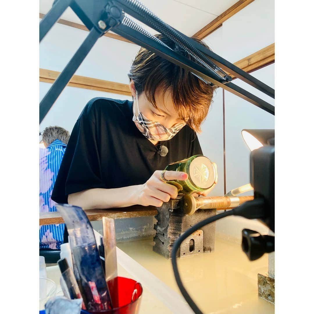 望海風斗さんのインスタグラム写真 - (望海風斗Instagram)「𓅸 大変遅くなりましたが #WOWOW #宝塚プルミエール #望海風斗退団スペシャル の感想などを… ⁡ まずは この2人との再会‼︎ あきら @kazuya.seto_akira るな @luna_saezuki 2人とも退団後すぐの収録だったのに、元気に参加してくれました✨ありがとう😊 ⁡ そして、 #江戸切子 体験 #創吉 さんにて とても難しかったのですが、世界にただ一つのグラスは愛おしさしかありません‼︎ それぞれの個性が出てて本当可愛い😍 自画自賛‼︎ ⁡ お家で大切に使ってます✌︎ ⁡ #瀬戸かずや #冴月瑠那 #3人揃えばパーフェクト 🤪 #マスクお揃い #真剣 #これでワイン飲むんだ ! #望海風斗」8月29日 13時09分 - nozomifuto_official