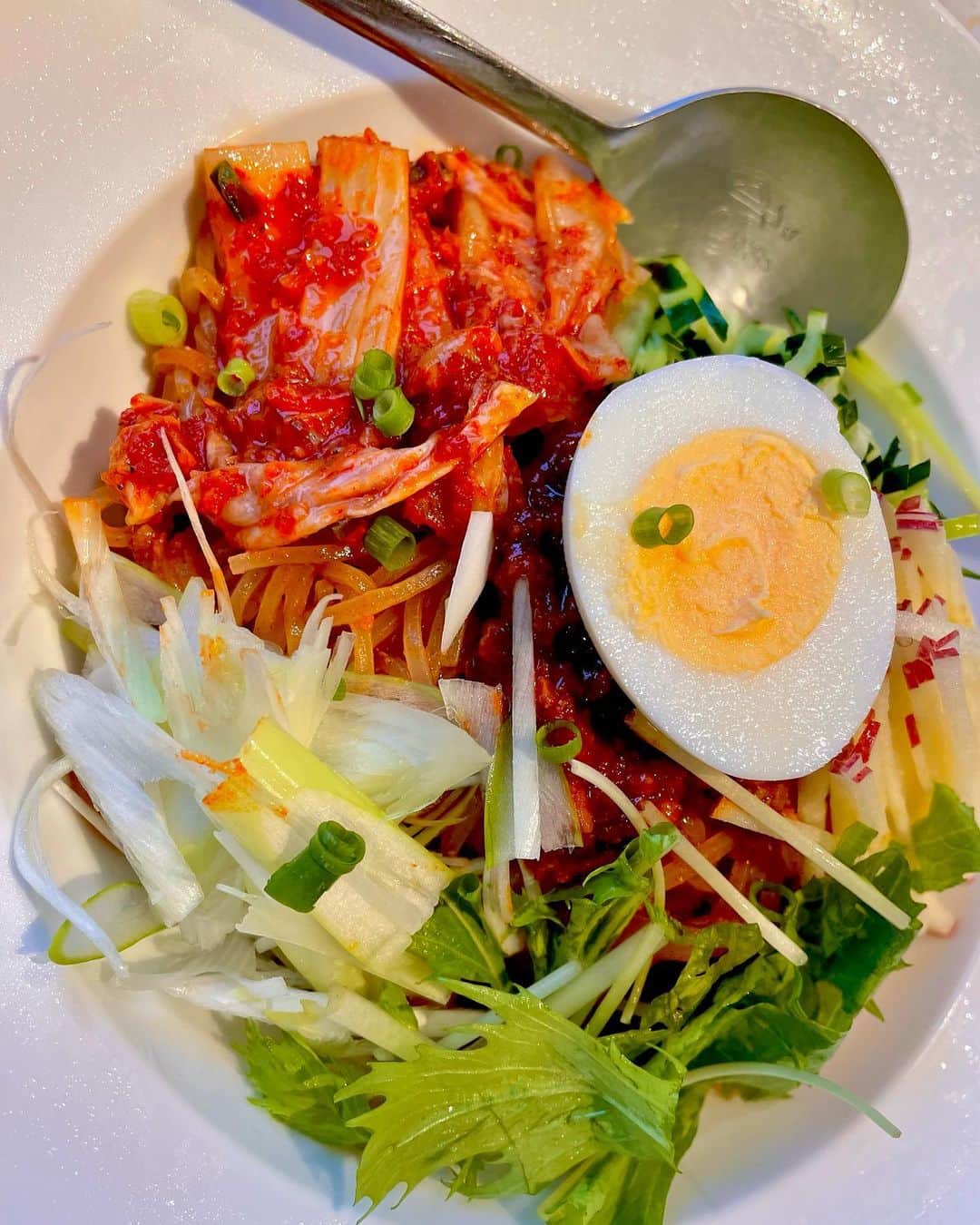 のインスタグラム：「🍜  牛タンあとの〜 カルビあとの〜 ハラミあとの〜  辛口ビビン麺😋💕  美味しかったけどお酒はなし😎笑  マッコリと牛タン食べたいです🏋🏻‍♀️  昔友達と1件目に 3人で14カメ飲んだけど  アルコール入ってなかったのか？（謎）次の日全く残らなかった〜✨  基本マッコリって次の日残らないよね〜☺️  個人的には黒豆マッコリが大好きでやんす💓   #焼肉 #黒豆マッコリ  #大好き #マッコリ  #マッコルリ  #ビビン麺  #牛タン 焼肉屋さんの牛タンって永遠に食べられるし牛タンとお酒で大満足😋  #麺類  #麺類大好き    #吉山りさ #モデル #フリーモデル  4日間で4キロ太った🐷 #デ部 です🕺🏼  #食欲が止まらない   沢山食べて 沢山飲んで 沢山お風呂に入って心と脳で #ダイエット します🏋🏻‍♀️  😎😎😎  🧜🏻‍♀️🧜🏻‍♀️🧜🏻‍♀️  ららら〜」