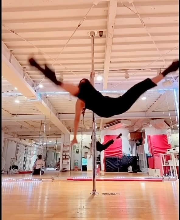 のインスタグラム：「🖤🥺着やすい上に踊りやすい万能🥺🖤 choreo and class by @haruna_pole ❤️‍🔥」