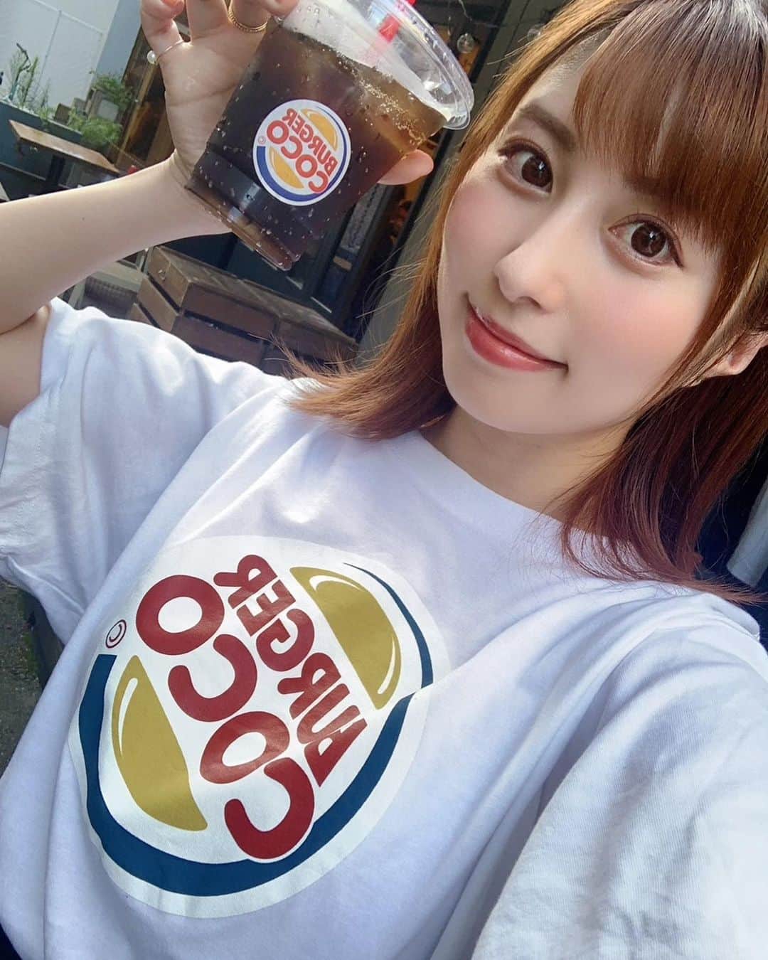 成瀬心美さんのインスタグラム写真 - (成瀬心美Instagram)「🍔 . . 昨日は大阪にて Burger COCOイベント ありがとうございました！✨ . . 今回SOX SOCKSさんと コラボさせていただくとき どんなTシャツにしようか？ って打ち合わせをして 私がとても悩んでいた時 . スタッフさんに 【ファンの皆と何がしたい？】 って聞いていただいて 私は速攻で 『一緒に大好きなハンバーガーを食べたい！！！！！！！！』 って答えました☺️ . . それが昨日叶えられて 本当に沢山のスタッフさんが 準備してくださって 【皆にこんな事したら嬉しいかな？】 ってアイデアを出してくれたりも。 . . 初めてのことだったから 不安もあったけれど 吹き飛ばしてくれたのは皆でした。 . こんな時期だけど イベント成功する為に 沢山協力してくれてありがとう。 . きっと感想を言いたいだろうに 黙々と食べているみんなの姿に 胸が震えました、、 そして目が合うと ニコッと笑って、頷いてくれました☺️ . ツーショット撮る時は Tシャツに着替えてくれたりもしたね！ . 久々にお話できたり はじめてお会いできた方も 本当に本当にありがとう！！！！ . ハンバーガーも美味しかったね！ . . 沢山の方々の協力で 幸せすぎるイベントになりました！ . . そして実は、、 このイベント、、、 . . 東京での開催も決定しましたーーーーーーーーーー🎉 . 9/25(日)予定です！よろしくね！ . . そして本日20時〜 このTシャツの別色 キャップ、靴下の オンライン販売が開始します！ . ぜひみんな身につけてください〜！ . . #burger #hamburger #tshirt #coco #soxsocks #event」8月29日 13時26分 - coco3ndazo