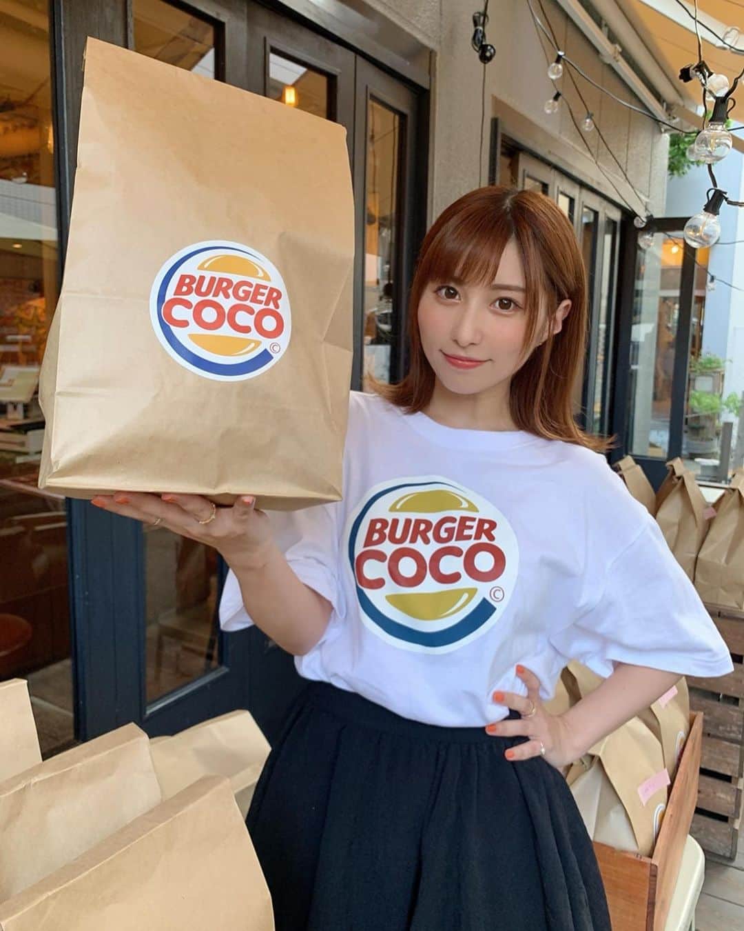 成瀬心美さんのインスタグラム写真 - (成瀬心美Instagram)「🍔 . . 昨日は大阪にて Burger COCOイベント ありがとうございました！✨ . . 今回SOX SOCKSさんと コラボさせていただくとき どんなTシャツにしようか？ って打ち合わせをして 私がとても悩んでいた時 . スタッフさんに 【ファンの皆と何がしたい？】 って聞いていただいて 私は速攻で 『一緒に大好きなハンバーガーを食べたい！！！！！！！！』 って答えました☺️ . . それが昨日叶えられて 本当に沢山のスタッフさんが 準備してくださって 【皆にこんな事したら嬉しいかな？】 ってアイデアを出してくれたりも。 . . 初めてのことだったから 不安もあったけれど 吹き飛ばしてくれたのは皆でした。 . こんな時期だけど イベント成功する為に 沢山協力してくれてありがとう。 . きっと感想を言いたいだろうに 黙々と食べているみんなの姿に 胸が震えました、、 そして目が合うと ニコッと笑って、頷いてくれました☺️ . ツーショット撮る時は Tシャツに着替えてくれたりもしたね！ . 久々にお話できたり はじめてお会いできた方も 本当に本当にありがとう！！！！ . ハンバーガーも美味しかったね！ . . 沢山の方々の協力で 幸せすぎるイベントになりました！ . . そして実は、、 このイベント、、、 . . 東京での開催も決定しましたーーーーーーーーーー🎉 . 9/25(日)予定です！よろしくね！ . . そして本日20時〜 このTシャツの別色 キャップ、靴下の オンライン販売が開始します！ . ぜひみんな身につけてください〜！ . . #burger #hamburger #tshirt #coco #soxsocks #event」8月29日 13時26分 - coco3ndazo