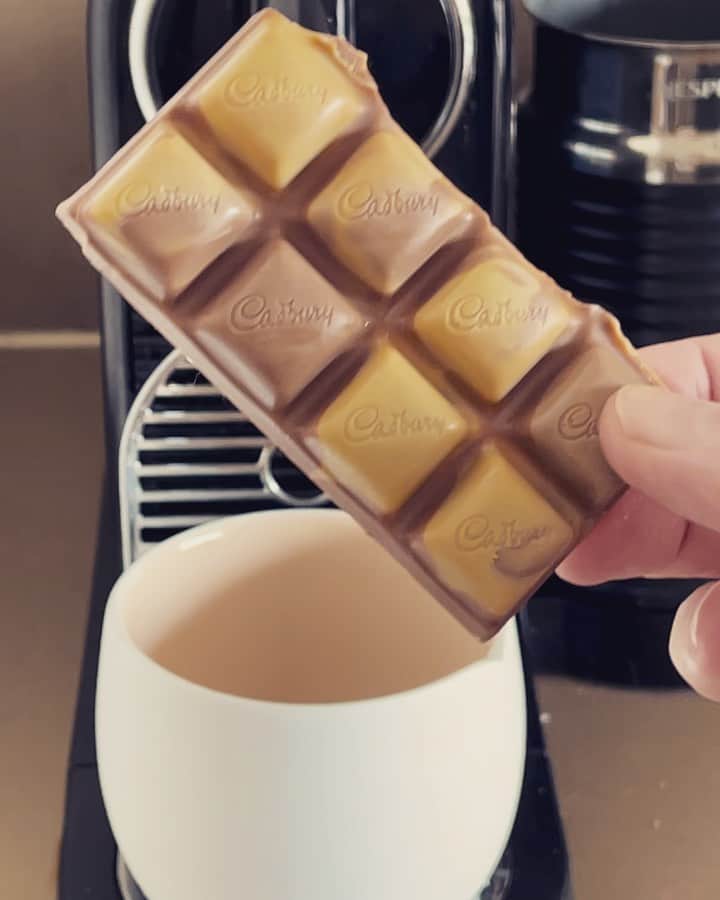 サマンサウィルスのインスタグラム：「Today is…Caramilk Marble! Sugar high is peaking, but without a doubt the most delicious one yet. (But also…thank god we only do this once a week 😳)   Had a few different requests come in… what do you think, shall we Lindt ball next week? x  🤎☕️」