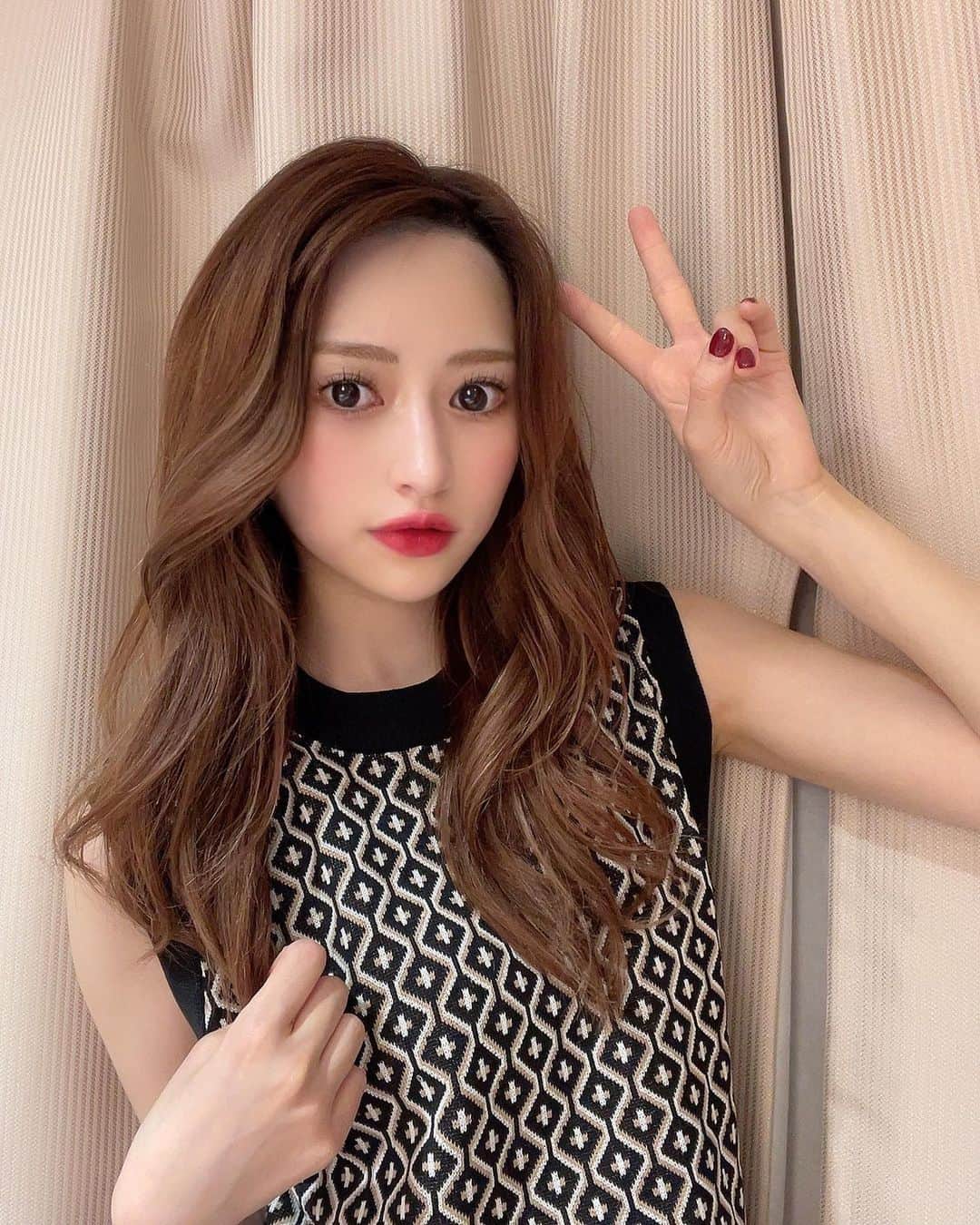 のインスタグラム：「髪の毛巻き巻きするやつGETしたから練習した💇‍♀️ むずかち」