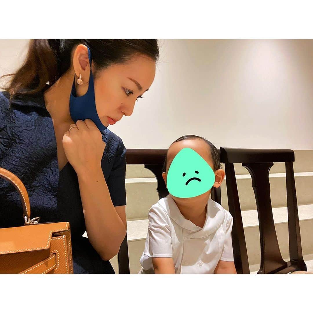 松本蘭のインスタグラム：「遅ればせながら #２歳 の記念に家族で写真を撮りに行きました👶  沢山撮って  疲れた、疲れた〜、、、  と。  これまで Happyface! と言うとニカッと笑っていたのが、最近では度を越して #タコチュー 🐙みたいな顔をするので、なかなかシャッターを切れません😅」
