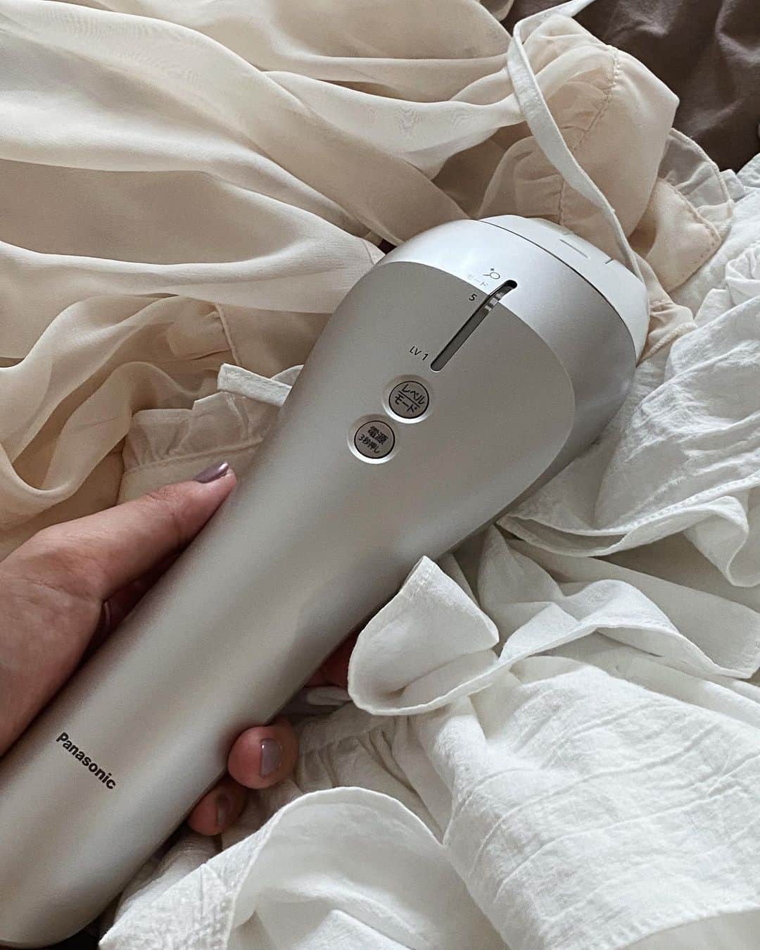 目見田早弥子のインスタグラム：「🌼. @panasonic_beauty の光エステ。 照射面が大きいから時間がかかるボディーも 子供が寝た後の家事の合間とか.. 隙間時間にささっとケアできてありがたいです🙏🏻 ハイパワー照射モードは太い毛でも 毛にしっかり熱エネルギーを与えてくれるので 男性にもオススメです👨🏼 熱さも私はそこまで感じないです、もちろん痛みも感じない👌🏻 使えば使うほど毛穴が目立ちにくくなって 肌がなめらかになるので綺麗になっていくのが嬉しくて 当てるのが楽しみになっています😂✨ #パナソニックビューティ#パナソニックビューティ美容部#美容家電#PR#パナソニックビューティ社外美容部#光エステ#美容#beauty」
