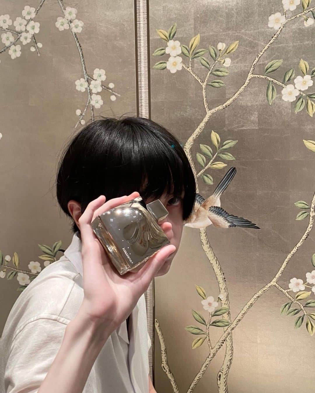 吉井添さんのインスタグラム写真 - (吉井添Instagram)「🆙 MIKIMOTO EAUDE PARFUM ボトルは貝のイメージをミニマルなデザインに作られていて、滑らかなフォルムに入り込む光の反射は幻想的です。 柑橘系の香りをしていて、海を想起させてくれました。  #MIKIMOTO  #ミキモト  #MikimotoEaudeParfum #ragandbone  #lucienpellatfinet」8月29日 20時11分 - ttt_eee_nnn