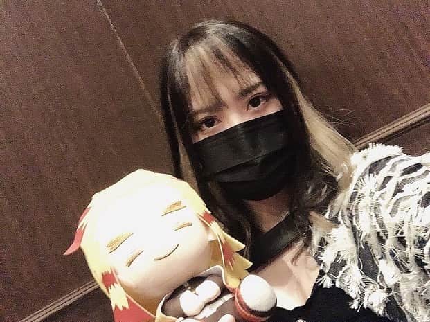 のインスタグラム：「髪の毛に対しての賞賛が欲しいです🥵🥺😍😜😥😵‍💫🤯🤪  昨日は78億年ぶりにライブをしました。深い幸せを感じました。アニメの国から勇気を出して帰ってきて良かったです。  音楽活動はもういいかなってとこまで気持ちが落ちていました。嫌なこと、嫌な情報、嫌な風潮、自分より上手い人は死ぬほどいるし私である必要なくないかという気持ち、自己肯定感の低さ、怠慢(いつも)、いろいろ重なって自分の見えている世界が全部嫌になり、音楽でも言葉でも自分を表現することが怖くなっていました。いろんなことから逃げていました。連弾の相方にも迷惑をかけました。  昨日、またライブしてよとか活動待ってますって皆がそれぞれ切実に訴えてくれたこと、強烈に嬉しかったです。待ってくれている人がいる。求められてる！(キショ) 私には私にしか出来ないことがあり、それを届け続けることが使命なのかなと少し思いました。  最後に。こんな状況で不安もあったであろう中(勿論万全の感染対策で臨みましたが)、応援しにきてくれた皆には感謝してもしきれません。私は昨日のことを絶対に忘れません。本当にありがとうございました。」