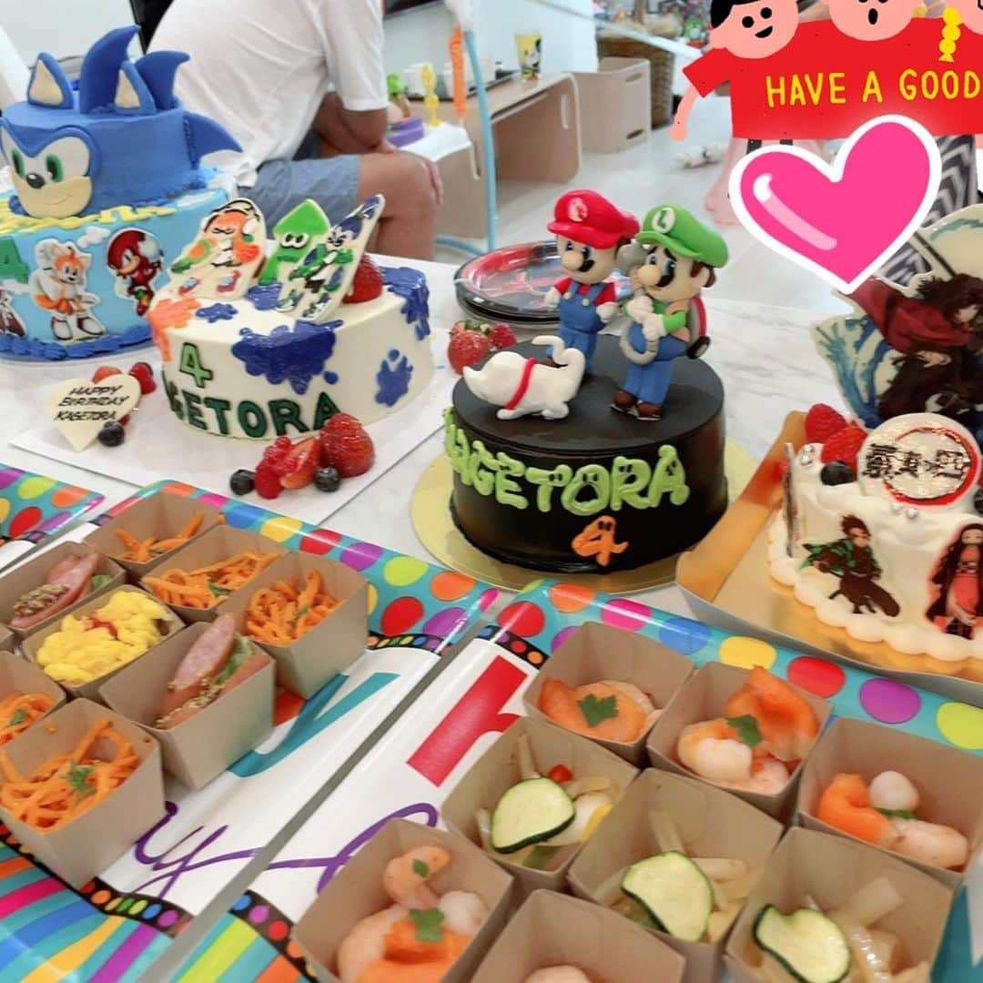 アレクサンダーのインスタグラム：「誕生日🎂ケーキは4つでした^_^ #happybirthday  #誕生日ケーキ #４歳」