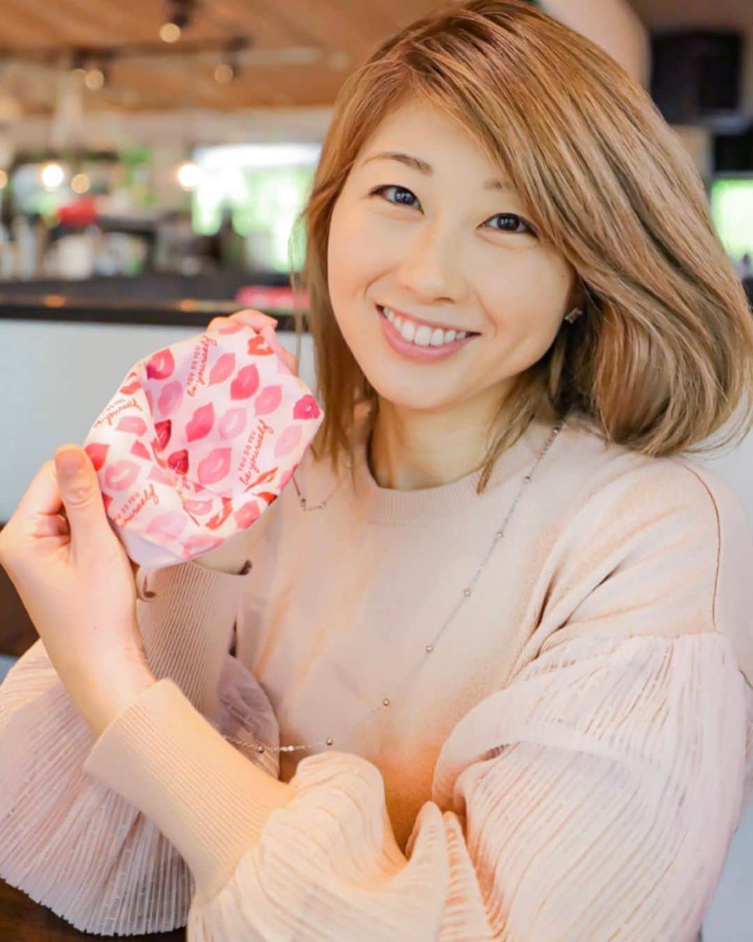 吉田ちかのインスタグラム：「Hey guys!! チャリティープロジェクトの #chikamask ですが、なんと再販ができることになりました！  既にご購入いただいている皆さん、ありがとうございます！ちか友パワーで現在、1024枚のマスクが売れていまして、1ヶ月半の販売期間で90万円の寄付額を集めることができました☆   私からも追加で寄付をさせていただく予定ですが、 #chikamask の販売で100万円達成できたらと思っています！   前回購入できなかった方、または、もう一枚欲しい！と思った方は、ぜひお早めに❤️ 9月12日までの販売期間となりますが、在庫が切れ次第販売は終了となります。数量はわずかです！発送は、9月15日〜9月24日となります💌  コラボ商品のお声かけいただいた丸井織物さん、裏地の可愛いデザインをしてくださったちか友の亜美さん ( @the_weeekend_citron )、現在追加の縫製を担当してくださっている金沢のHiroさん ( @hiro_kanazawa ) 、本当にありがとうございます☆  こちらのマスクの詳しい紹介やメイキングの裏側は、動画番号 #945 でご覧いただけます！  マスクの購入はこちらから↓ https://chikamarui.thebase.in/items/51149173」