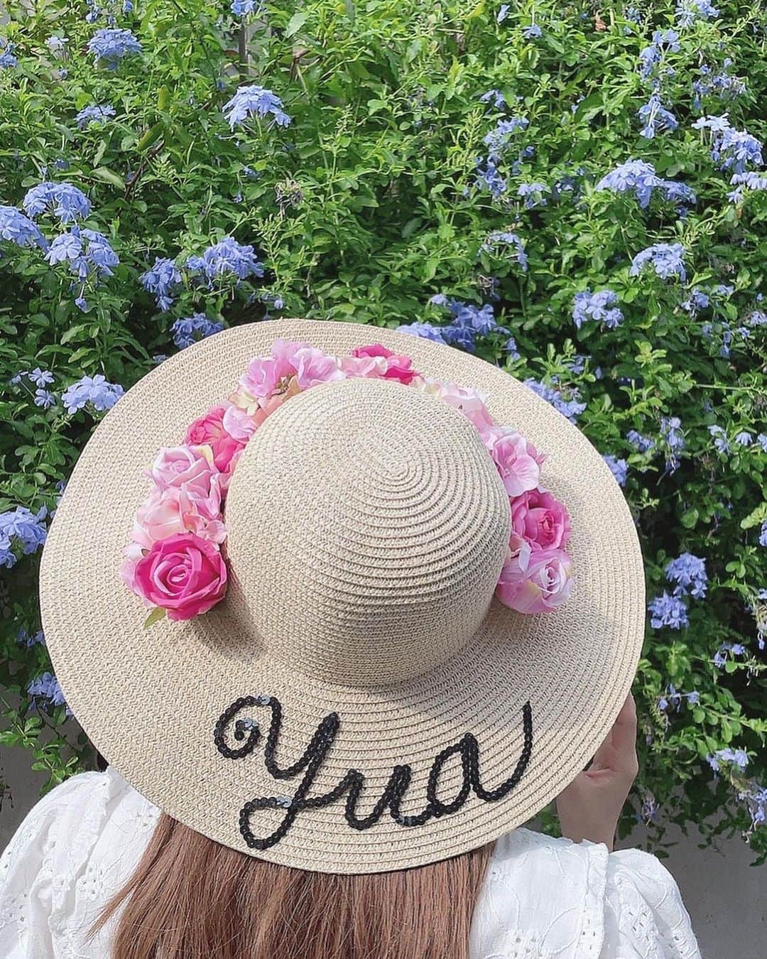 三上悠亜さんのインスタグラム写真 - (三上悠亜Instagram)「夏が終わってしまう🥺  @sweets__nano さんに頂いた @missliliane のとっても可愛い名前入りの 麦わら帽子を被ったの👒💐  好きなカラーのお花と名前をオーダーできるみたい🌼 他にも可愛いお花たくさんあったよ🤍  お花の前で写真撮ったらとっても可愛かった🥺」8月29日 15時40分 - yua_mikami