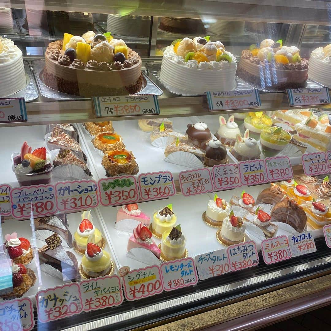 木村沙織さんのインスタグラム写真 - (木村沙織Instagram)「. かわいいケーキ屋さん🧸🍰 ( 焼菓子も美味しかったなー🍪💭 )」8月29日 15時50分 - saoriiiii819