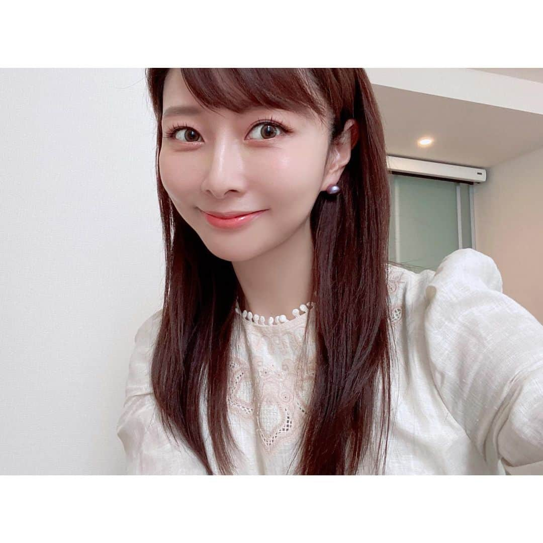 石井美保さんのインスタグラム写真 - (石井美保Instagram)「@celvoke.jp のアイシャドウ　今日も使いました。 目の下のキラキラは情報解禁前なので、okになったらすぐにお知らせしたい！ 下地 @bobbibrownjapan インテンシブスキンセラムラディアンスプライマー ファンデ @bobbibrownjapan インテンシブセラムファンデーション リップ　@yslbeauty ルージュ ピュールクチュール ヴェルニ ウォーターグロウ203」8月29日 15時44分 - miho_ishii