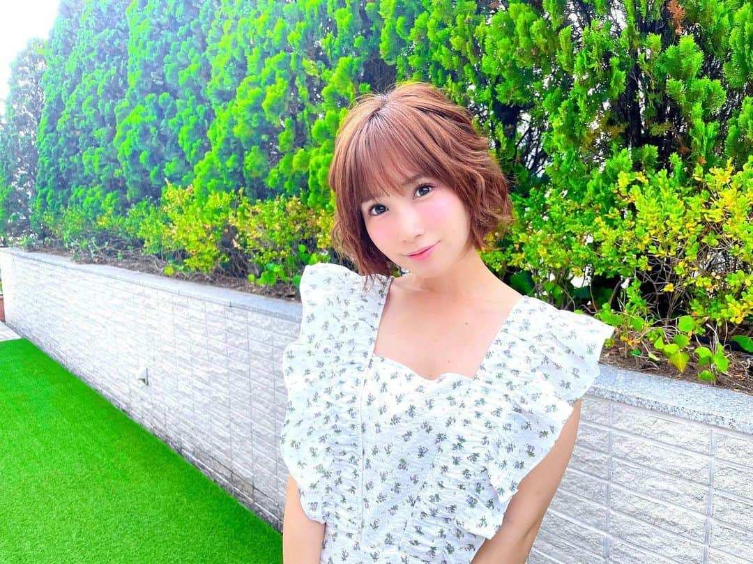 小島みなみさんのインスタグラム写真 - (小島みなみInstagram)「. . このお洋服 可愛いのに楽ちんだからお気に入り♡ . . . 🍓今夜放送🍓 #フジテレビone   8/29 26時から もう！バカリズムさんの超H . . 出演してます！みてね♡ . . . #ロンパース #つなぎ #私服 #ootd #花柄 #番組収録 #準レギュラー #過去pic」8月29日 16時19分 - kojima_minami_373