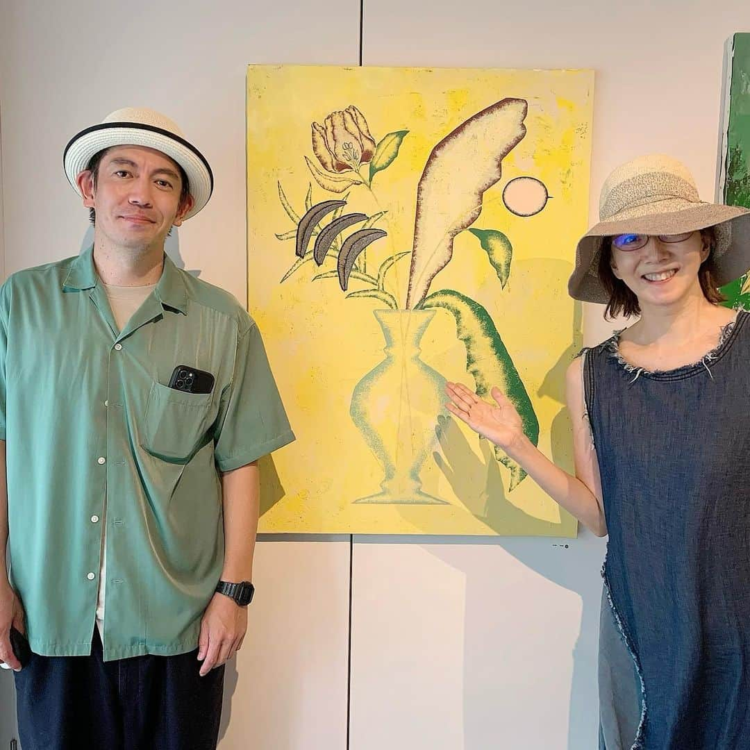 長野智子さんのインスタグラム写真 - (長野智子Instagram)「田中健太郎さんの個展「点景」。  最終日にようやく行くことができました。  インスタを通して作品を拝見してたけど、実際に見るとまた全然違うのです。手触り感、テクスチャー、作品一つ一つに命が宿っていて、静かに佇んでいる。静謐なんだけど、強く生きている。  コロナ禍で内向きになりがちな脳内が、久しぶりにひゃー、はー、うわーと開放されました🥰  田中さんが在廊されていて直接作品作りのご苦労話や思いを伺えたのも嬉しかったです。  あー楽しかった❣️  #田中健太郎 #点景 #水犀」8月29日 16時22分 - naganotomoko