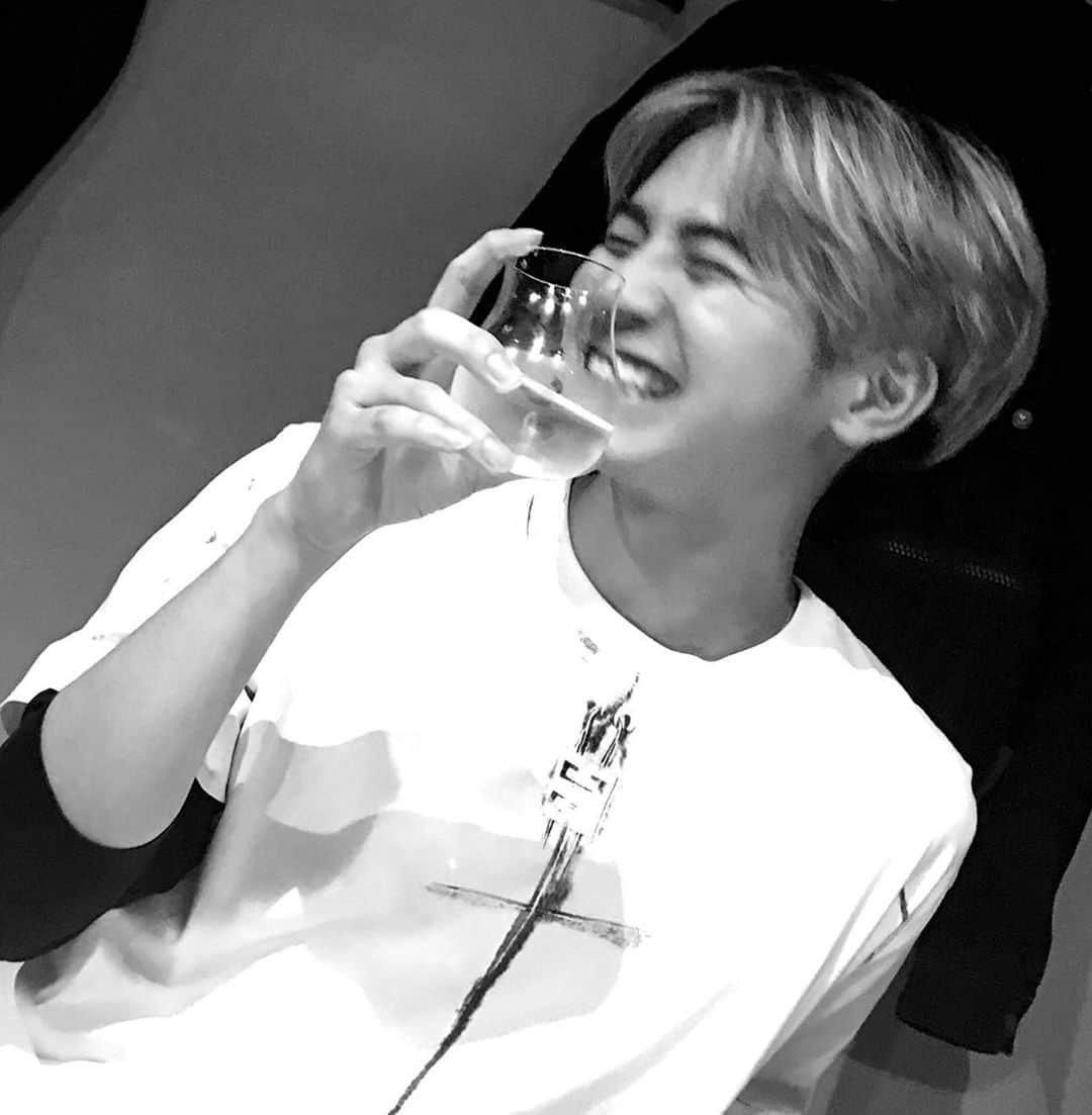 片寄涼太のインスタグラム：「本日27歳の誕生日を迎えました。 いつも応援し支えてくださる皆さま 本当にありがとうございます。 さらなる一年も自分らしさを大切に 自然体で笑顔を忘れずに… 時にはビシッとメリハリ持って 頑張っていきたいと思います🔥🔥✨ 少しでも恩返ししていけるように 前だけ見て、進んで参りたいと思います‼️‼️ --------------------------- To my fans from all over the world, Thank you so much to everyone for sending me your support and a lot of heartwarming comments.  As I continue my journey forward, I hope to be able to see you guys in your own countries someday.  I promise to try my hardest until the day we will be able to meet. Thank you always and sending you all my love. See you soon!! ✌️✨」