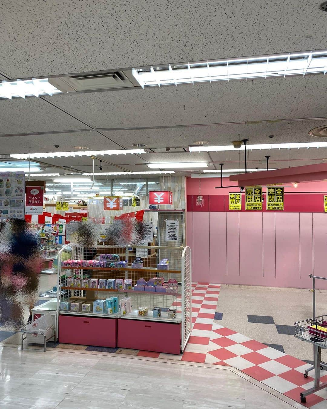 濱家隆一さんのインスタグラム写真 - (濱家隆一Instagram)「イズミヤ上新庄店の最終日に行ってきました。 47年間も地域を支えてきてくれたお店です。 地下から3階までぐるっとお店を一周してきたんですが、全ての場所に思い出がありました。 最後の日にイズミヤにお礼を言いに行けて良かった。 さみしいけど感謝の方が上回ってます。 イズミヤさん、従業員の方々、今まで本当にありがとうございました🙇‍♂️  ちなみに僕のイズミヤでの最後の買い物はコロッケでした、うますぎ〜👍 #イズミヤ #イズミヤ上新庄店 #さあ歩き出そう明日へ振り返らずに #いっぱいいっぱいいっぱいイズミヤ」8月29日 17時00分 - hamaitachi