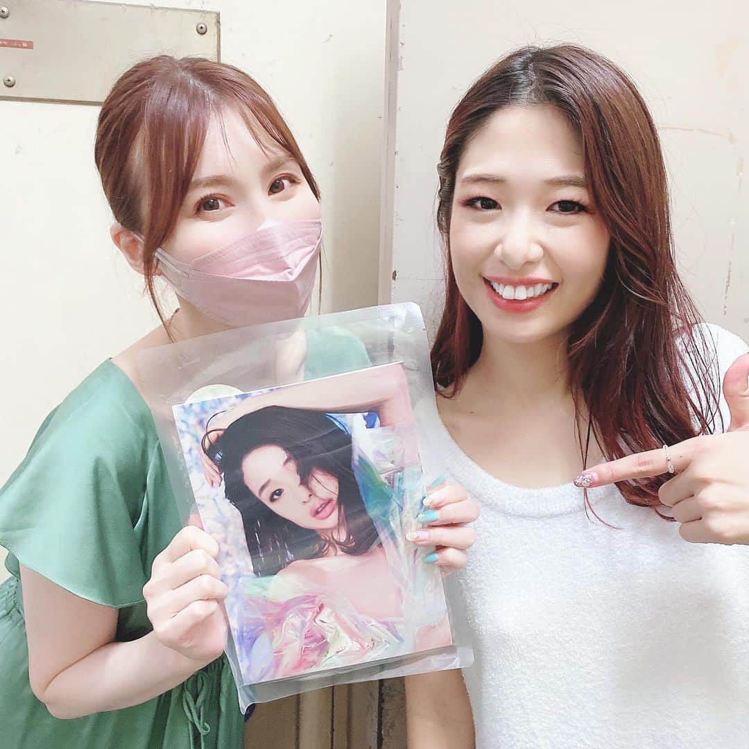 辰巳ゆいのインスタグラム：「今日は、みぃなな出演中のロック座を観に行ってきたよー❤️  歌もダンスも最高でした😆 大人の魅力も増して❤️とってもキレイだったよー🥰🥰  みぃななフォトブック買ったから、お部屋に飾っておこっ☺️  久しぶりにみぃななに会えて嬉しかったわーいっ😆😆 みぃななの笑った顔が可愛すぎて、ニヤけるおっさん辰巳でしたw ↑ みぃななのニコニコ笑顔が好きなんだなぁ ♡  31日まで、残りのステージも頑張ってね♪」