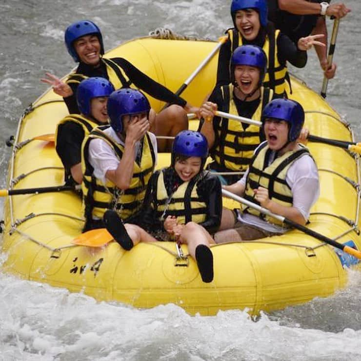 みきでりさんのインスタグラム写真 - (みきでりInstagram)「この夏は川遊びの楽しさを知れた🏞🛶♥︎  キャニオニングに引き続き、 豪雨の後のラフティング！！！笑 ガイドさん曰く、 普段の3倍の水の量があったらしい笑 少なすぎても迫力に欠けるし、 多すぎても危険で水の中で泳げないし、 いっちばん楽しめる水量だったみたい！✨  2枚目以降は、 私がジャンケンに負けて ボートの先頭に座るはめになった時の🤣www こう見ると大したことないけどね、 実際めちゃ怖かったよwwww 川に落ちたらもうボートに上がれなくて 置いていかれるんじゃないかとか、 岩に当たって肉えぐれるんじゃないかとか、 被害妄想炸裂してたけど結果的には 自分の爪で太もも引っ掻いて 流血して終わりました😵‍💫←アホ  そのあとは4-5個ほどのボートを 上手く組み合わせて飛び込み台と スライダーを作ってくれて、 それもめちゃくちゃ楽しかった🤸🏻‍♂️  出身地である埼玉の長瀞の魅力と 川の脅威を知れた良い経験でした🤩✨✨」8月29日 17時24分 - mikidelicious