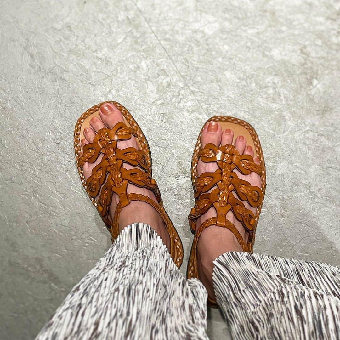 間瀬遥花さんのインスタグラム写真 - (間瀬遥花Instagram)「. . 夏の間大活躍してたサンダル🦋 . もう8月終わりだけどまだ少し履けるかな〜〜 . . . #pradashoes #prada #pradasandals #sandals #sandal #summernails #summersandals #summershoes #プラダ #サンダル #レザーサンダル #夏小物」8月29日 17時44分 - maseharu_929