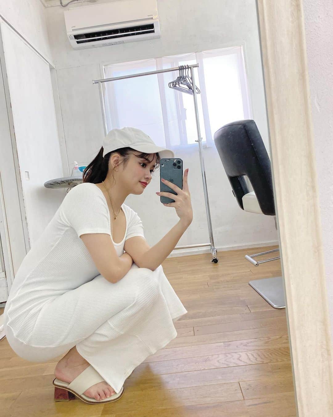 徳本夏恵（なちょす）さんのインスタグラム写真 - (徳本夏恵（なちょす）Instagram)「⁡ ⁡ ⁡ New cap  @nike  ⁡ ⁡ ⁡ 白着ると真っ白に染まりたくなるし、 黒着ると真っ黒になりたくなるし、 ベージュきたら真っベージュになりたくなる。 ⁡ なんでも一色の方がはっきりしてて、 目立てて、可愛いなぁって。🤍 ⁡ ⁡ ⁡ ⁡ ⁡ ⁡ ⁡ 明日はとっても嬉しい報告あります。 楽しみにしててくれると嬉しいな❤︎ ⁡ ⁡ ⁡ ⁡ ⁡ ⁡ #なちよのわたくしふく」8月29日 18時24分 - nachos_kimono