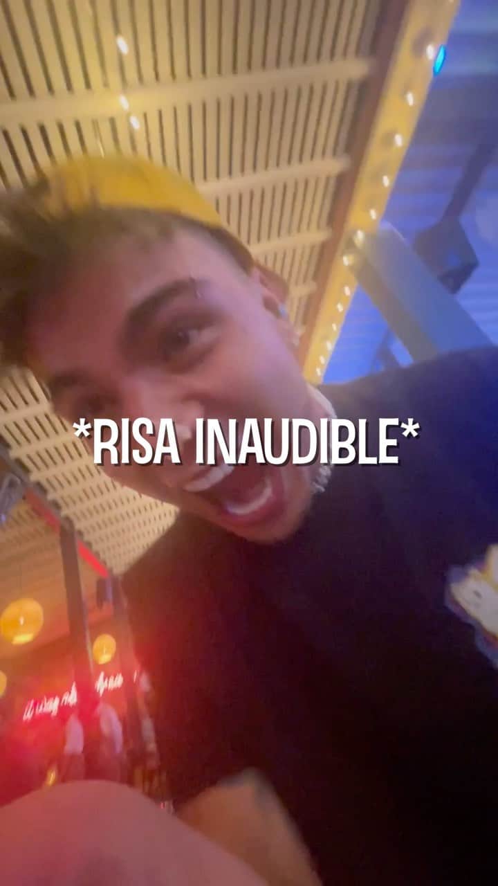 Sebastián Villalobosのインスタグラム：「Después de estar todos llenísimos, reté a mi novia a que se comiera un postre a cambio de $100 dólares y esto pasó 😂🤣.」