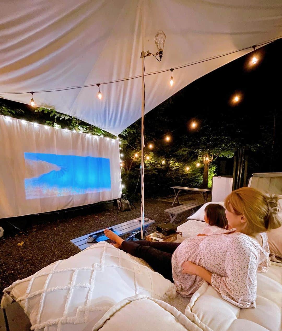 吉田ちかのインスタグラム：「Every Friday Pudding gets to eat ice cream and watch a movie! This past Friday we not only made our own ice cream, but we also made a little movie theater in our backyard💕Just uploaded the video so be sure to go check it out!   毎週金曜日は、アイスと映画ナイト！先週の金曜日は、特別に手作りアイスと手作り映画館で楽しみました💕 さきほど、動画をアップしたので、よかったら見てください✨  お庭映画館は、夏の思い出として一回はやりたいと思っていたので、やっと形にできて良かった！  しかも、スクリーンをわざわざ立てなくても、いつも張ってるタープに映像を映し出しても観れることをプリンが発見してくれたので(3枚目の写真) w これからは気軽にできそう👍」