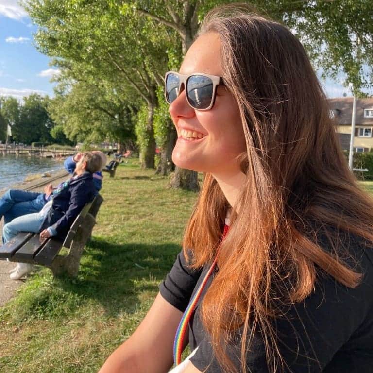 ジエ のインスタグラム：「Das Wetter wird heut' ✨nicht so gut✨ . 🌧 - Egal, lass trd an den See geh'n 🌊 #surprise #☀️」