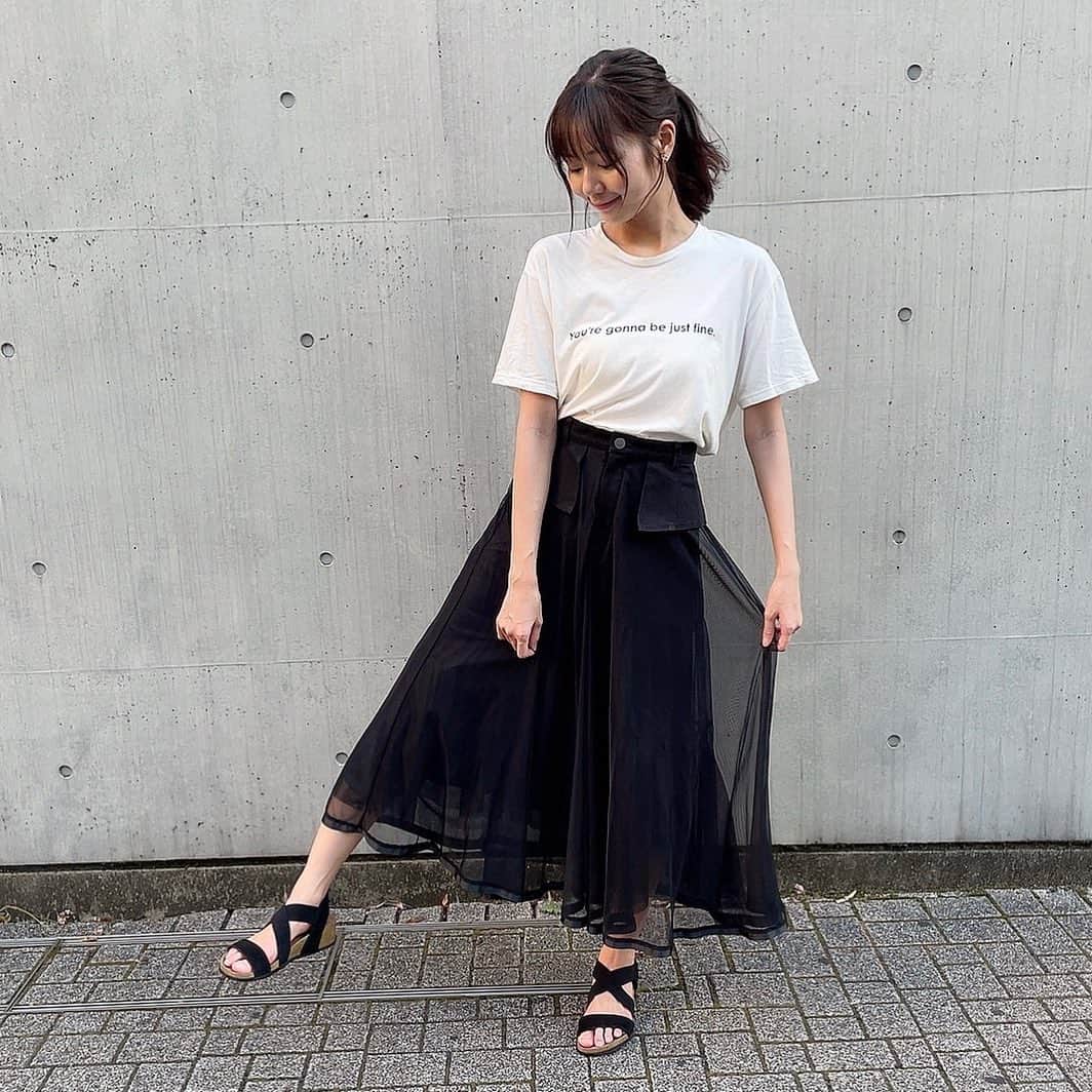 杉浦みずきのインスタグラム：「. ゆるっとお散歩コーデ❤︎ ひたすらにチュールをひらひらさせてみた🤭 モノトーンがすき ・ #ootd #私服 上も下も @ezick.official  最近はまってるブランド❤︎」