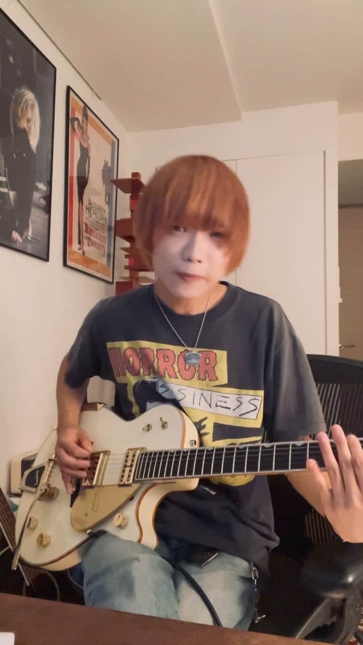 ソラのインスタグラム：「レニーなりの応援歌弾いてみました。 ライブ化けが凄い曲です。 家で気分上げるためにも、MisfitsのバンTで撮りました。  "!“が4つなのは〜 、、言わなくても分かるか。笑  #lennycodefiction  #showtime #本人が #弾いてみた #gretsch  #whitepenguin #guitar」