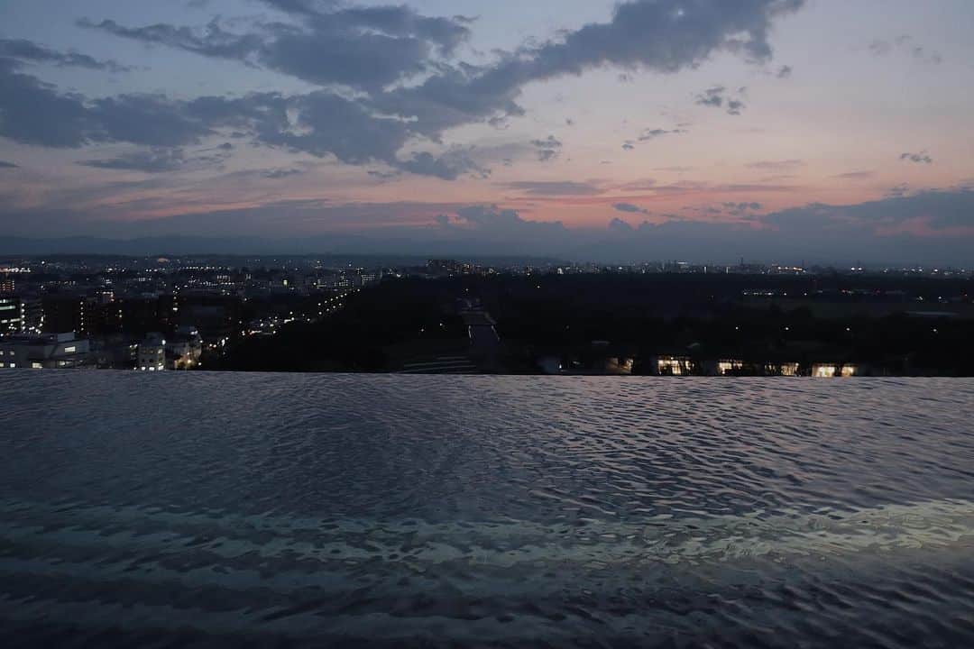 小原優花のインスタグラム：「ソラノホテルの素敵なプール🌆🥰」