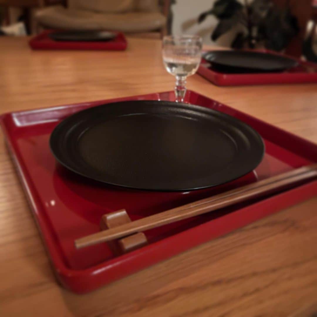 のインスタグラム：「本日は手巻き寿司。スーパーで買ったものを切ってのせるだけで、美味しいご飯です。#石川の山中塗り、Kinsai  瑾齋 #rikayukimasa #行正り香 @sikkikinsai #お刺身は、柵で買ってから、食べる直前に切るのが好きです。量も多い(^^)」