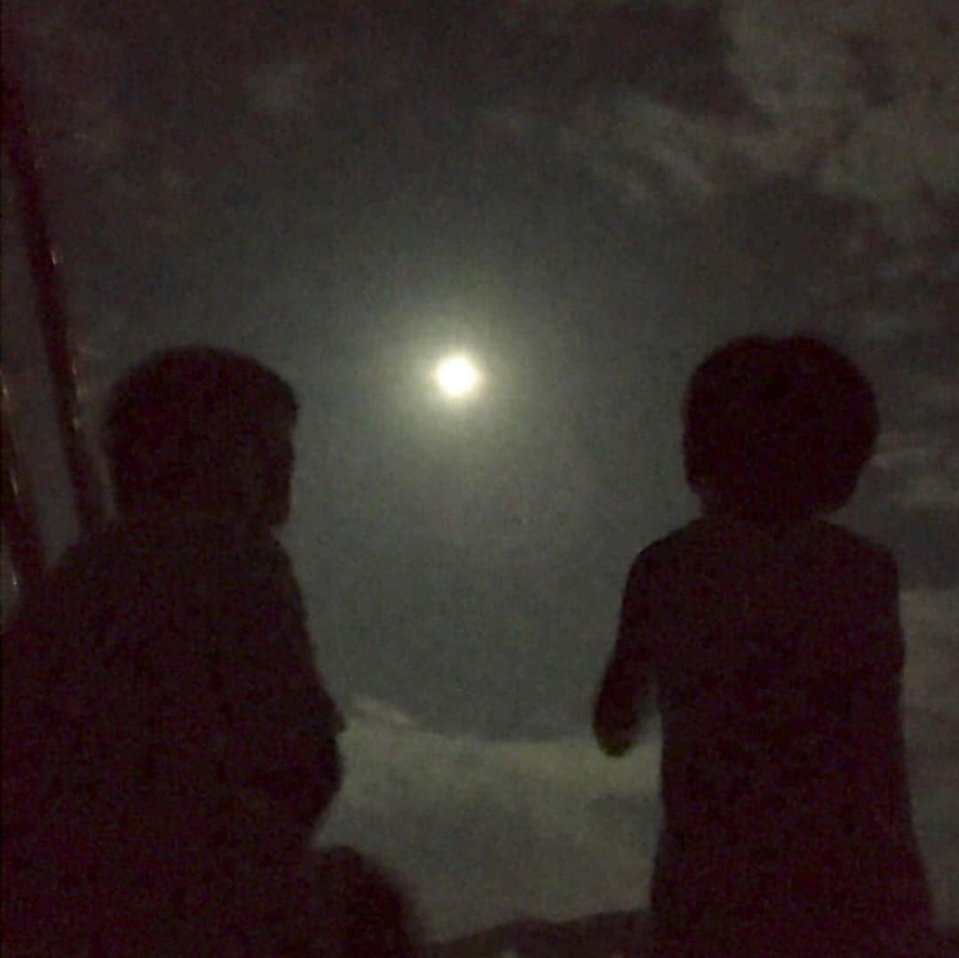 伴都美子さんのインスタグラム写真 - (伴都美子Instagram)「✔️ ⁡ 食後に月明かりの下、夜涼み。 ⁡ 今年はクワガタにも会えました。 ⁡ お腹いっぱい胸いっぱい。 ⁡ ⁡ ⁡ #2021 #夏 ⁡」8月29日 21時20分 - van._doasinfinity
