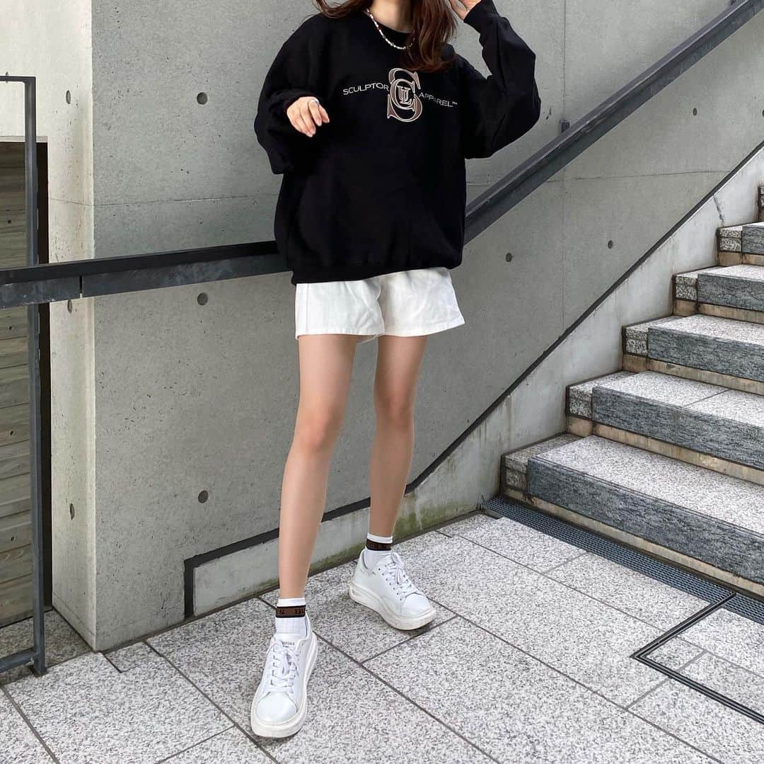 藤江萌さんのインスタグラム写真 - (藤江萌Instagram)「秋服が欲しくなる🥀  私は夏が好き。一枚で出かけれるから身軽でいい！笑  にしてもスウェット可愛いやろ😋  tops : @sculptor_jp  pants : @grl_official  shoes : @p31_japan  necklace s : @kaoyorinakami」8月29日 21時37分 - fujie_moe_official