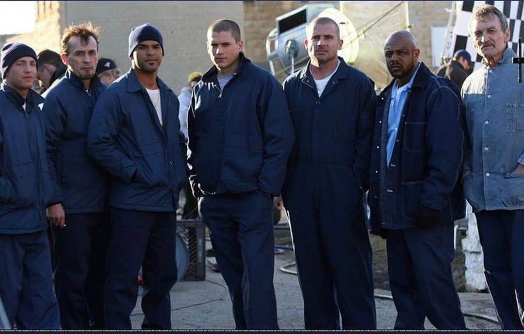 アマウリー・ノラスコのインスタグラム：「Happy Anniversary PRISON BREAK !  16 years ago today, my life changed. I was part of this cool little show that took the world by the throat and has not let go since. We knew we were doing something special, something different than your regular TV show. But we had no idea it would become this massive monster. I’ve had young fans come up to me and tell me how much they love the show. And I say, “you were not even born, when we did it. 🤦🏽‍♂️” THANKS to all our Prison Break fans. You guys are the BEST !  #PrisonBreak   “Have some faith, papi “  xoxo  Sucre」