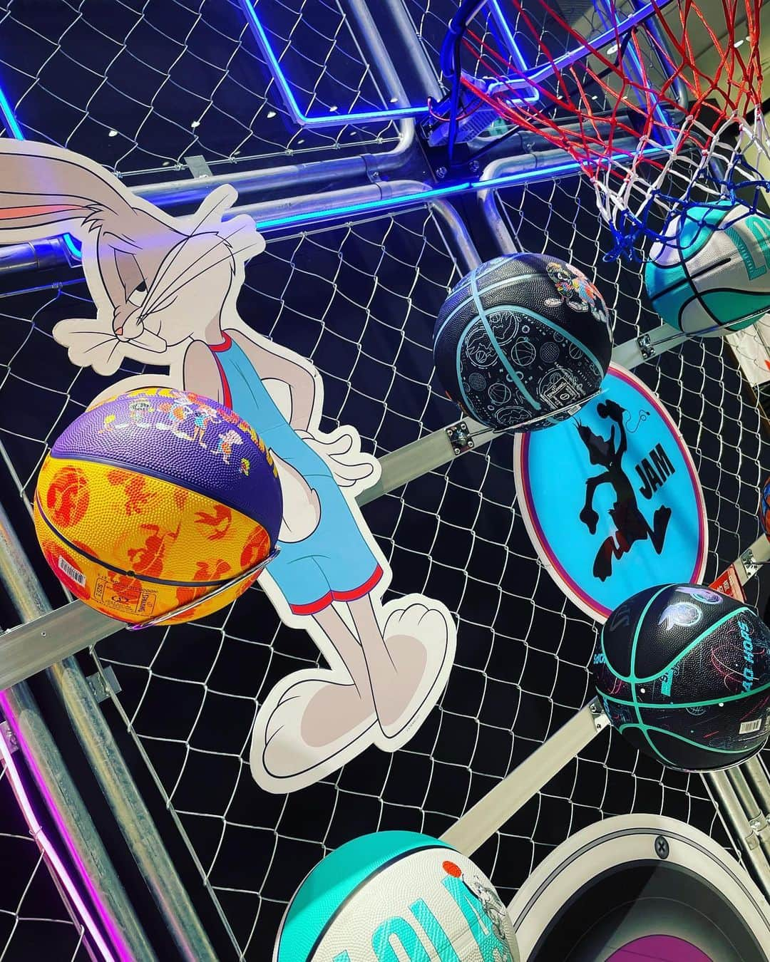 リンさんのインスタグラム写真 - (リンInstagram)「🏀   #映画  #spacejam   #spaceplayers   #bugsbunny   #looneytunes   弟と見てきたよ！ 小さい頃からルーニー・テューンズを見て育ってきた私達にとっては最高に懐かしくて最高に楽しい映画だった🐰💕 途中なんか色々込み上げてきて泣きそうだった。笑 子供の頃の思い出ってすごいねぇ。  限定ショップも行ってきた！ バッグス・バニーのグッズ色々あって天国でした！」8月29日 21時50分 - lynn.06.01