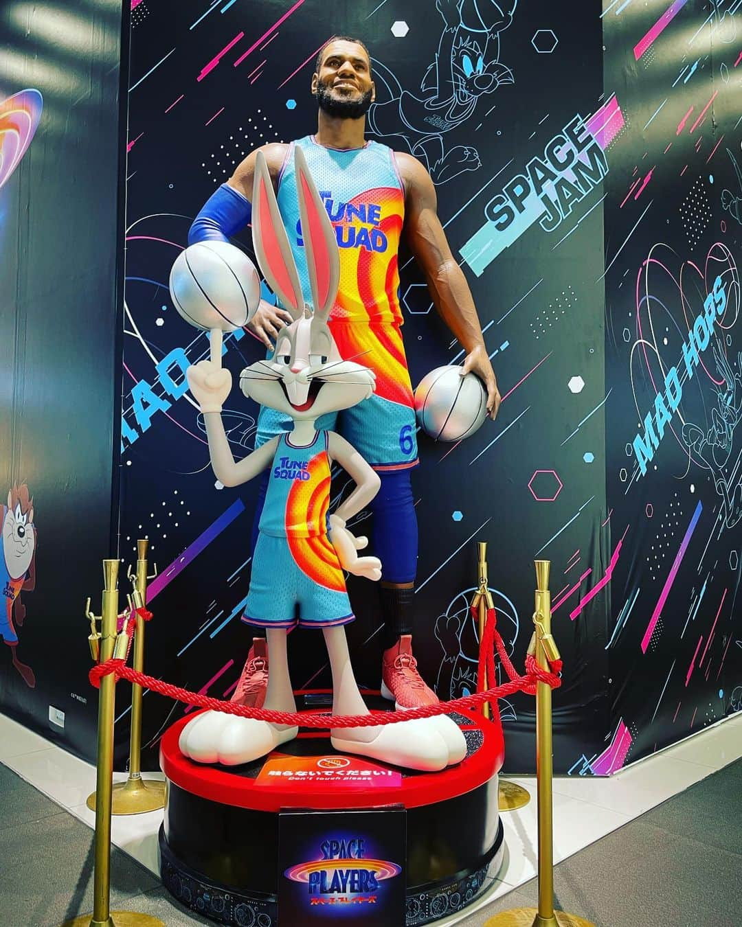 リンさんのインスタグラム写真 - (リンInstagram)「🏀   #映画  #spacejam   #spaceplayers   #bugsbunny   #looneytunes   弟と見てきたよ！ 小さい頃からルーニー・テューンズを見て育ってきた私達にとっては最高に懐かしくて最高に楽しい映画だった🐰💕 途中なんか色々込み上げてきて泣きそうだった。笑 子供の頃の思い出ってすごいねぇ。  限定ショップも行ってきた！ バッグス・バニーのグッズ色々あって天国でした！」8月29日 21時50分 - lynn.06.01