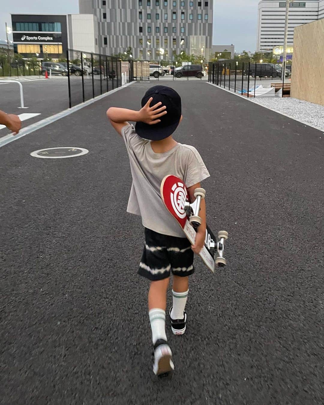 春名亜美さんのインスタグラム写真 - (春名亜美Instagram)「今日も2時間半、黙々と滑ってた🛹  だいぶスピードも出せるようになって、行きたい方向に行けるようになってきたみたい😊  お疲れ様でした☺️ ・ ・ ・ #スケボー #7歳 #7歳男の子」8月29日 21時57分 - amiharunaami