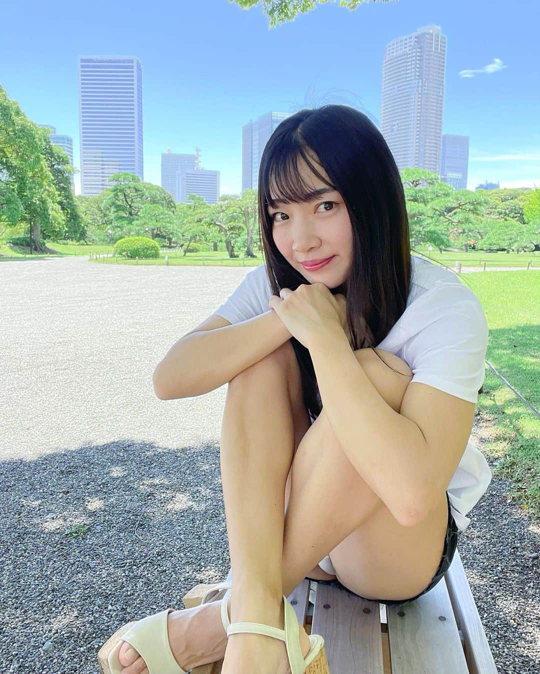 藍沢梨夏さんのインスタグラム写真 - (藍沢梨夏Instagram)「新しい1週間、一緒に頑張ろう😘  Happy New Week🤗💓  #チラリズム #グラビアアイドル #むちむち #tokyogirl #portraitgirl #浜離宮恩賜庭園 #gravure #チラリズム探究家」8月29日 22時02分 - rika.aisawa