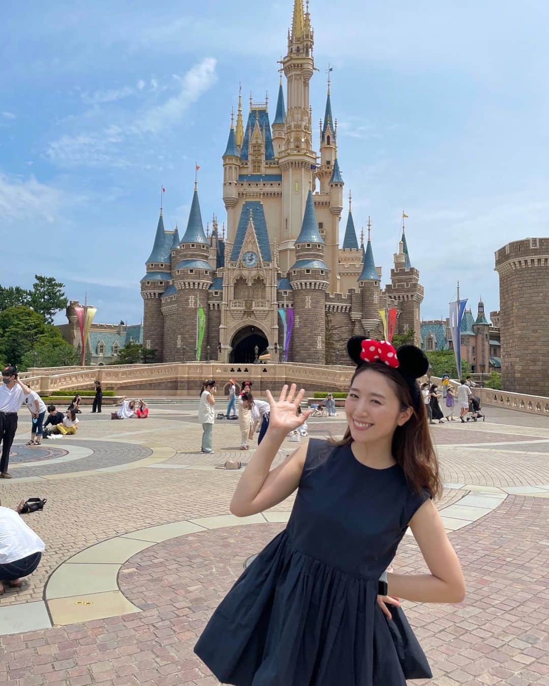 のインスタグラム：「. ディズニーランド🎈 この日は梅雨の晴れ間で眩しすぎて、友達が30枚くらい写真を撮ってくれたのに、ほとんど目が開いてませんでした この写真が限界です😂 . 初めて入った美女と野獣のエリア、とても良かったなぁ💛 . ディズニーシーの20周年も気になるしUSJのスーパーマリオも気になる🥺✨ ８月ももう終わりですね… 本当だったら旅行に行ったりとかもっと楽しいことたくさんしたかったなぁ」