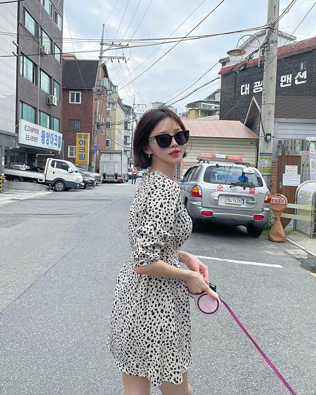 Yoonbitnaのインスタグラム：「#협찬 #일상 #👩‍❤️‍👨 #🐶 오늘 새 선글라스 끼고🕶 울 오빵이랑 애기들이랑 산책🤍 요즘은 술도 안먹고, 몸에 나쁜 거 끊고, 조은고 보고 행복하게 지내는 중😎」