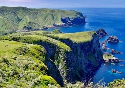 渡辺裕之のインスタグラム：「一生に一度は訪れてみたい神秘の島 隠岐の島  隠岐ユネスコ世界ジオパーク 西ノ島の赤尾展望所  眼下に広がる 世界級の大パノラマに息を呑む！ 赤尾展望所からは 隠岐を代表する景勝地・国賀海岸（摩天崖・通天橋・国賀浜など）が一望出来る。 長い年月 波風の侵食で作られた 海蝕崖や奇岩 や洞門で生み出された景観は雄大だ。  展望台一帯はミネラルを多く含む 放牧地になっていて、草を食む牛馬の姿も 見る事が出来る。 ガイドの矢野さんが 島の人に歌い継がれて来た民謡を披露してくれた。しゃもじや小皿など 家庭にあるもので拍子をとる。 隠岐のおもてなしの心に癒されます。  ハーフタイムツアーズ 放送は テレビ東京 9月1日 8:00〜8:15 前編 9月2日 8:00〜8:15後編 是非 観て下さい。 シェアも宜しくお願いします。 #隠岐島 #島前  #西ノ島 #クラブツーリズムツアー  #隠岐ユネスコ世界ジオパーク  #隠岐ジオパーク  #摩天崖  #国賀海岸  #牛馬放牧 #ハーフタイムツアーズ #テレビ東京 #クラブツーリズム #隠岐観光協会 #西ノ島ふるさと案内人 #隠岐観光株式会社  #西ノ島観光協会  https://www.halftime-tours.jp/  https://www.halftime-tours.jp/?s=隠岐の島  https://www.club-t.com/sp/special/japan/okinoshima/?waad=pOzGG1lF&click_product=yahoo_domestic&utm_source=yahoo&utm_medium=cpc&utm_campaign=02_kokunaisyamei__adgc__syamei_okinosima_syamei_yahoo_cpc_ss&utm_term=クラブ%20ツーリズム%20隠岐%20の%20島」