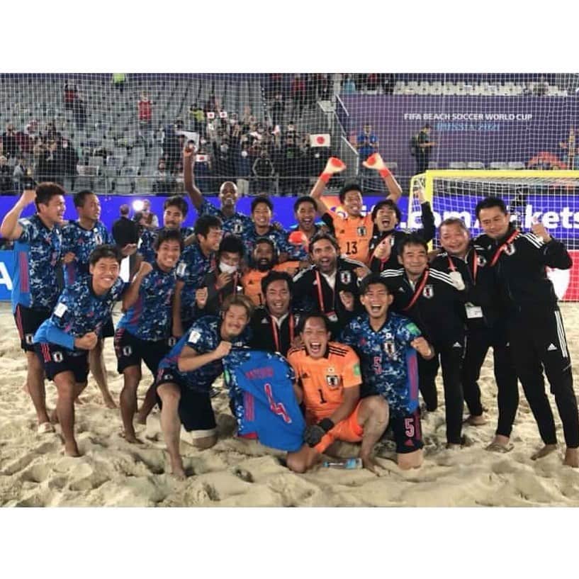 ハリー杉山のインスタグラム：「今夜、決戦なんです🔥 ビーチサッカー ワールドカップ。 我らが日本代表は決勝で開催国、ロシアと対戦します🔥  2005からW杯は常連、11回目の出場になります。前回パラグアイ2019は過去最高の4位。ただし今年に向けてコロナの影響によりアジア選手権もなくなり、調整は困難の山だったでしょう。  そんな勇者たちが世界のトップで今夜闘うのです！！決めるゴールはとにかく派手！砂によって予想不可能なゲーム展開、ド派手なビーチサッカーの頂点を是非見てほしい！！  そして応援してほしい！！！  行くぞ日本！！目指すは頂点だ！！！ 優勝だ！！！  Good luck boyz!!!!  #ビーチサッカー日本代表  #ビーチサッカー  #日本代表  @shotaro.haraguchi  #JFA100周年」